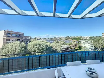 Balcon ou terrasse dans l'établissement La pinede Apartement equiped with air conditioning and a pool!