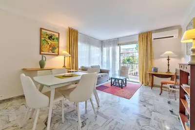Coin salon dans l'établissement Appartement le San Francisco bright and calm 3 bedroom flat