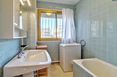 Salle de bains dans l'établissement Appartement le San Francisco bright and calm 3 bedroom flat