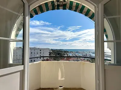 Vue générale sur la mer ou vue sur la mer prise depuis l'appartement
