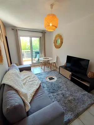 Télévision ou salle de divertissement dans l'établissement 2 pièces proche plage + parking