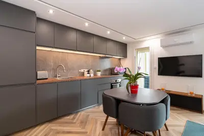Cuisine ou kitchenette dans l'établissement Heart of Cannes contemporary 2BR garden view Palais & Croisette 5 mn by Olam Properties