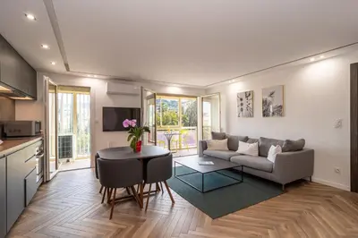 Cuisine ou kitchenette dans l'établissement Heart of Cannes contemporary 2BR garden view Palais & Croisette 5 mn by Olam Properties