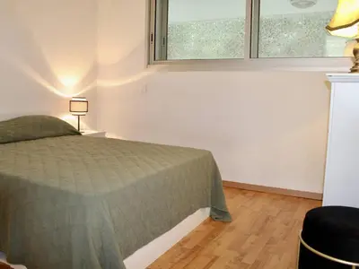 Un ou plusieurs lits dans un hébergement de l'établissement Appartement RDC à Villeneuve-Loubet - 2 Pièces, 45m², 4 Couchages, Plage à 100m - FR-1-252A-113