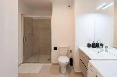 Salle de bains dans l'établissement A12 -Staywiz us - 1 BDR Centre Train Station 5 min Sea - AC, Parking & Terrace