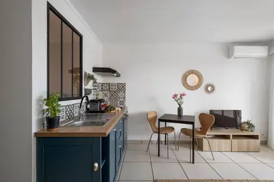 Cuisine ou kitchenette dans l'établissement Sunlight Properties - La Plage - Juan Les Pins - 100m from the beach