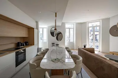 Cuisine ou kitchenette dans l'établissement Superbe appartement 120m2 au coeur de Cannes
