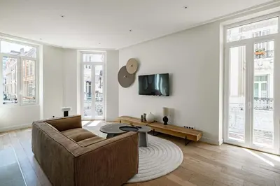 Télévision ou salle de divertissement dans l'établissement Superbe appartement 120m2 au coeur de Cannes