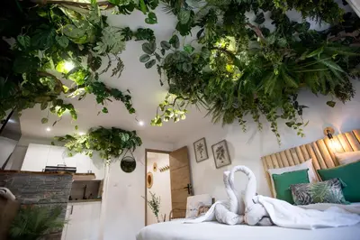 Un ou plusieurs lits dans un hébergement de l'établissement Jungle Room Jacuzzi Privé Évasion en amoureux