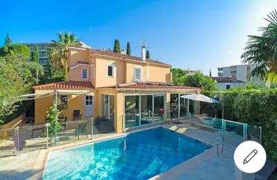 Piscine de l'établissement Superb Villa, heated swimming pool, central location, secluded gardens ou située à proximité