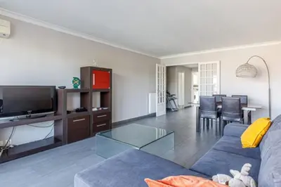 Télévision ou salle de divertissement dans l'établissement Tamanaco Beach 1-bedroom apartment with balcony sea view and pool