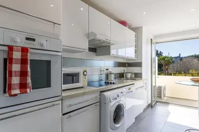 Cuisine ou kitchenette dans l'établissement Tamanaco Beach 1-bedroom apartment with balcony sea view and pool
