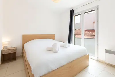 Un ou plusieurs lits dans un hébergement de l'établissement Plaza Antibes one-bedroom apartment with AC