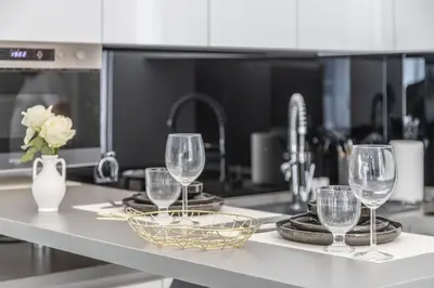 Cuisine ou kitchenette dans l'établissement LB Vacation Rentals I Renovated Apt Minutes from Beach - Palais - 30m2 Terrace