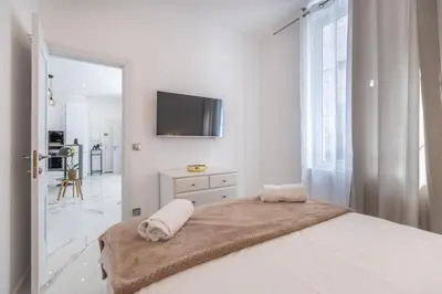 Un ou plusieurs lits dans un hébergement de l'établissement LB Vacation Rentals I Renovated Apt Minutes from Beach - Palais - 30m2 Terrace