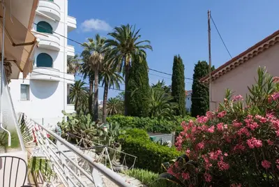 Jardin de l'établissement Détente à Juan Les Pins 2 Pièces Climatisée à 500m des plages