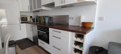 Cuisine ou kitchenette dans l'établissement Détente à Juan Les Pins 2 Pièces Climatisée à 500m des plages