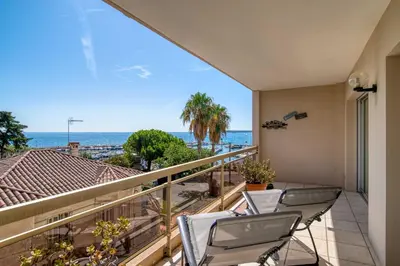 Vue générale sur la mer ou vue sur la mer prise depuis l'appartement