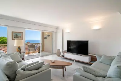 Télévision ou salle de divertissement dans l'établissement Bright apartment with sea view - Palm Beach
