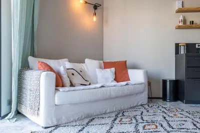 Coin salon dans l'établissement 2-Br Rooftop in Palm Beach 2-min walk to beaches