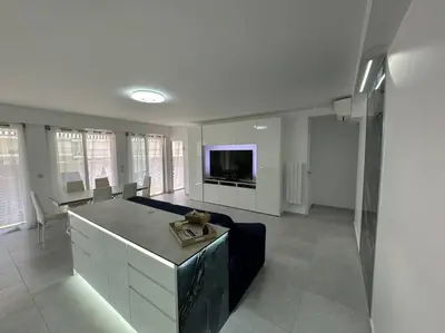 Télévision ou salle de divertissement dans l'établissement Impeccable 3 pièces 80m2 double balcons,proche mer Juan les pins proche Cannes