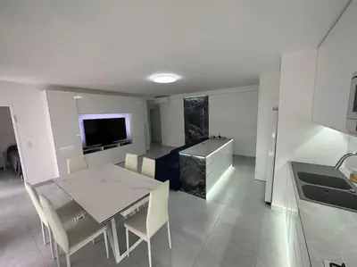 Télévision ou salle de divertissement dans l'établissement Impeccable 3 pièces 80m2 double balcons,proche mer Juan les pins proche Cannes