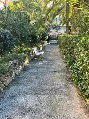 Jardin de l'établissement Petit deux pièces avec piscine