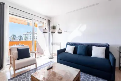 Coin salon dans l'établissement Cocoon with garden near the sea