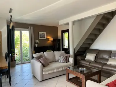 Coin salon dans l'établissement Villa French Riviera