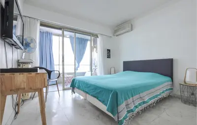 Télévision ou salle de divertissement dans l'établissement 1 Bedroom Awesome Apartment In Cannes