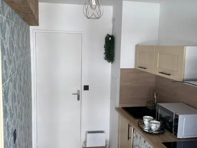 Cuisine ou kitchenette dans l'établissement New apartment at 150m from the beaches Easy check in