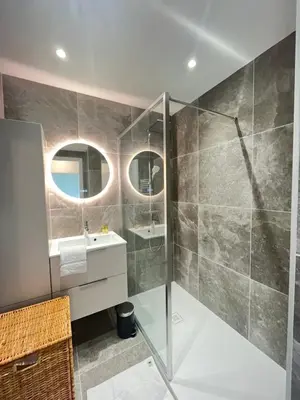Salle de bains dans l'établissement Les yeux dans le bleu, Cannes Vue mer