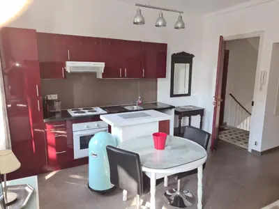 Cuisine ou kitchenette dans l'établissement La MASCOTTE 3