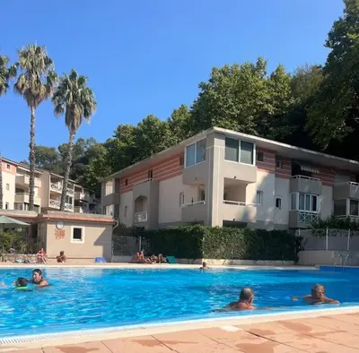 Piscine de l'établissement appartement rez de jardin 6 personnes cagnes sur mer 06 piscine et tennis ou située à proximité