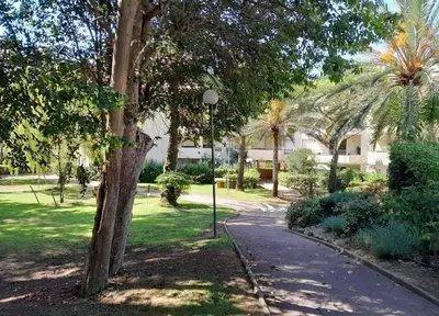 Jardin de l'établissement Appartement 2 pièces dans résidence avec piscine Isola Bella