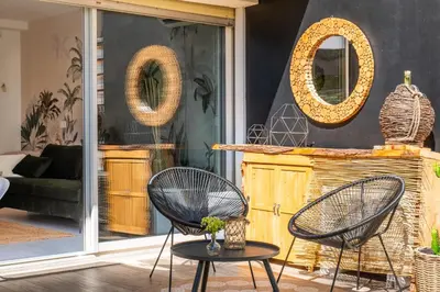 Coin salon dans l'établissement Cozy 1-Br Apartment heart of Palm Beach district