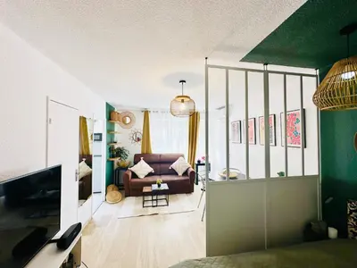 Télévision ou salle de divertissement dans l'établissement Studio T1- 2 min des Plages - Golf-Juan - Clim&Wifi