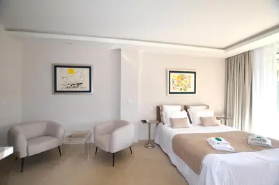 Un ou plusieurs lits dans un hébergement de l'établissement Studio Cannes Grand Hôtel Cormoran avec Terrrasse