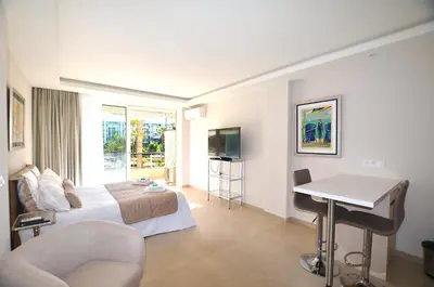 Télévision ou salle de divertissement dans l'établissement Studio Cannes Grand Hôtel Cormoran avec Terrrasse
