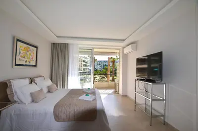 Télévision ou salle de divertissement dans l'établissement Studio Cannes Grand Hôtel Cormoran avec Terrrasse