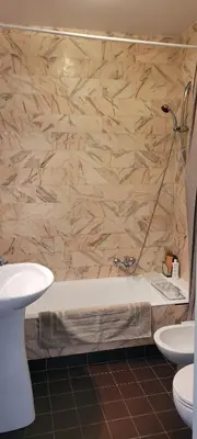 Salle de bains dans l'établissement Cannes centre beau 2 pièces 50 M2 plus terrasse à 12 min plages et Palais au calme