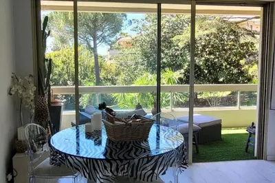 Jardin de l'établissement Cannes centre beau 2 pièces 50 M2 plus terrasse à 12 min plages et Palais au calme