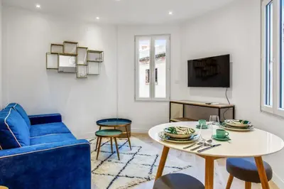 Télévision ou salle de divertissement dans l'établissement Cozy apartment near the beach