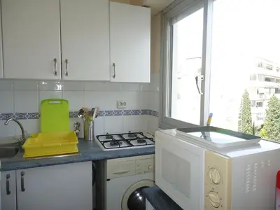 Cuisine ou kitchenette dans l'établissement Studios à Golfe juan