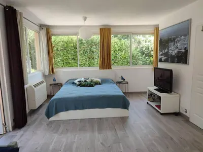 Un ou plusieurs lits dans un hébergement de l'établissement Studio with garden and pool