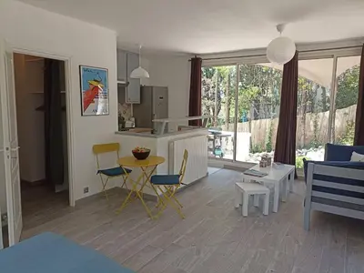 Cuisine ou kitchenette dans l'établissement Studio with garden and pool