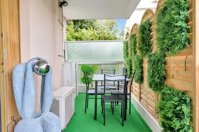 Coin salon dans l'établissement Le Sun Valley - Vidéoprojecteur et Terrasse Zen