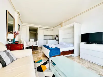 Télévision ou salle de divertissement dans l'établissement Le Splendide - studio croisette - vue mer