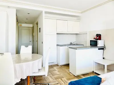Cuisine ou kitchenette dans l'établissement Le Splendide - studio croisette - vue mer