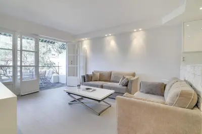 Coin salon dans l'établissement Appartement calme et confortable -terrasse- Cannes